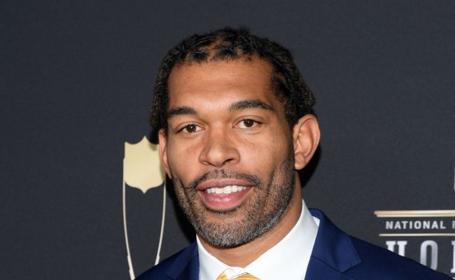What is the Net Worth of Julius Peppers? House, Mansion, Cars, Earnings